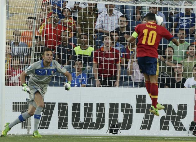 Pronti, partenza, via e la Spagna  gi in vantaggio col primo gol del Thiago Alcantara show. LaPresse